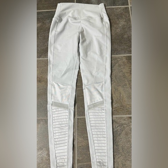 Alo Yoga Moto Leggings | White / Dove Gray | Size M - Picture 12 of 12